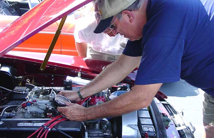 Bill Guzman demonstrates the vacuum gauge engine tuning technique to Paul Schils