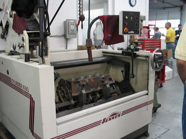 Sunnen CV-616 Cylinder King vertical honing machine.