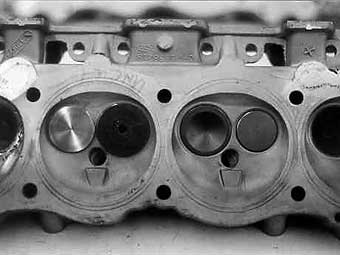 Stock valves on the right, Pontiac/VW valves on the left