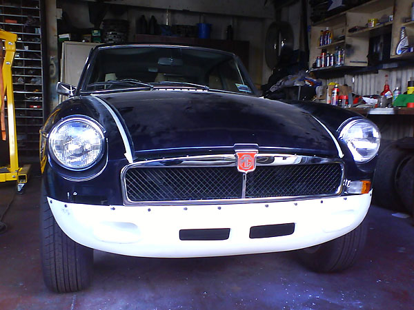 Installation of a 1974 MGB grille