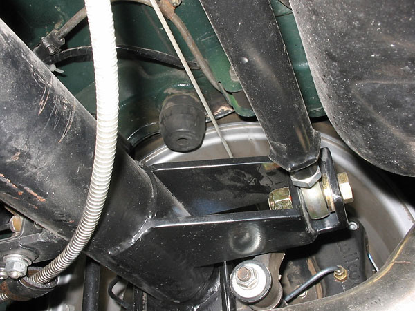 Double shear connection of the Panhard rod