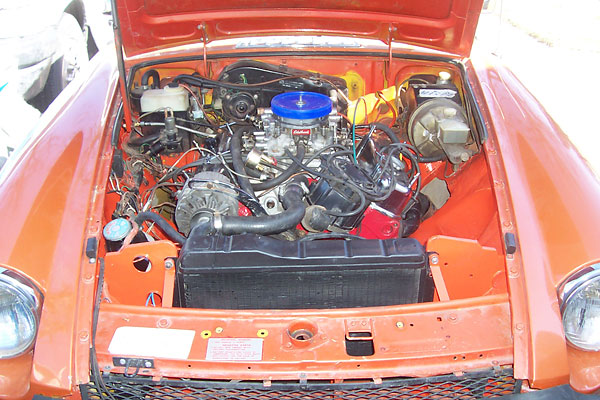 Edelbrock Performer manifold. Edelbrock 500cfm four barrel carburetor.