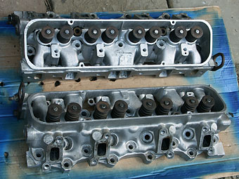 Rover aluminum V8 cylinder head valves, springs, and retainers