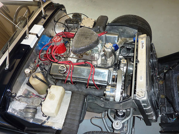 Edelbrock intake manifold. Holley 750 double-pumper carburetor.