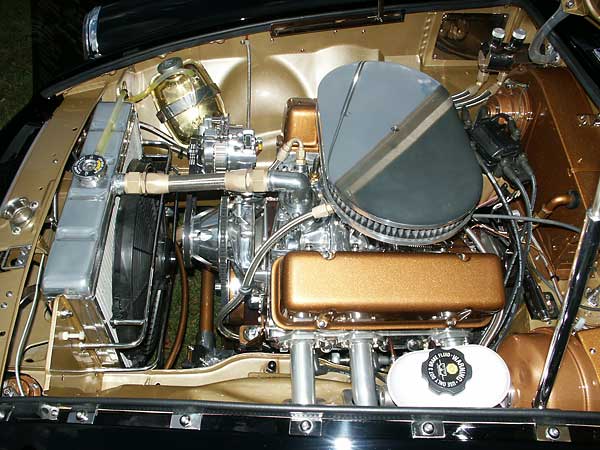 Modified Edelbrock intake manifold. Holley 600cfm carburetor.