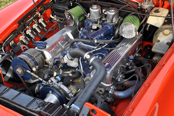 Henk-Jan's original V8 installation featured S.U. HIF carburetors.