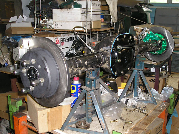 Hybred Ford 8.8 / MGB (Salisbury) axle, upgraded with disk brakes.