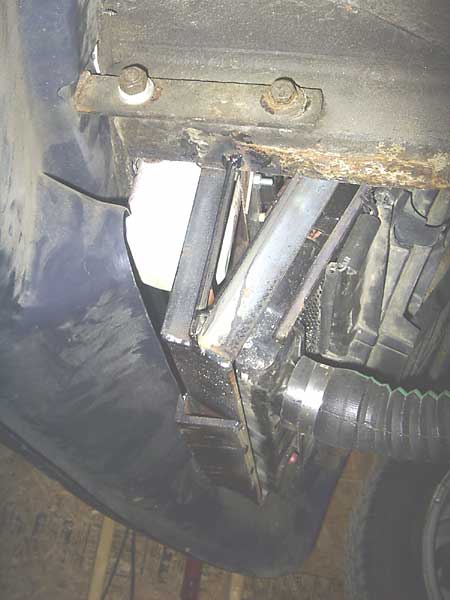 Lower radiator mounting bracketry