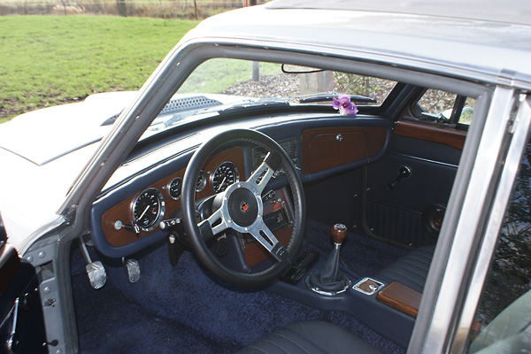 Right-hand-drive to left-hand-drive conversion. Mountney steering wheel.