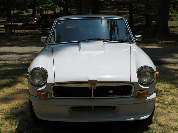 The original, very rusty front bumper was trimmed down to eliminate most of the usual gap between grille and air dam.