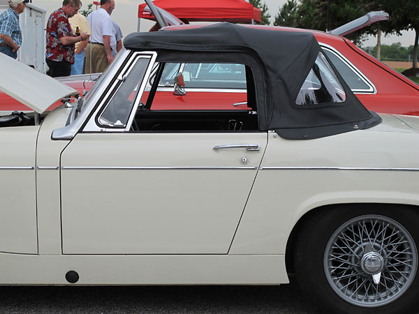 1965 MG Midgets have roll-up door windows.
