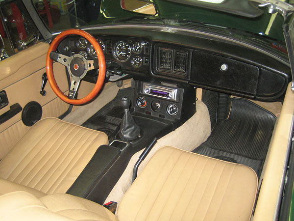Mountney wood-rimmed steering wheel.