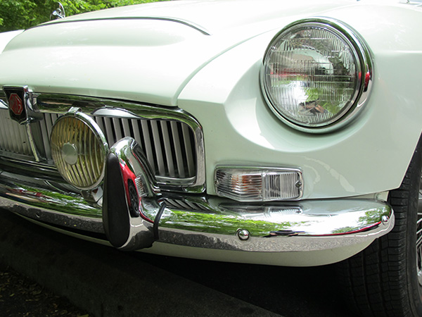 From 1970 through 1974, MGB bumper overriders featured black rubber pads.