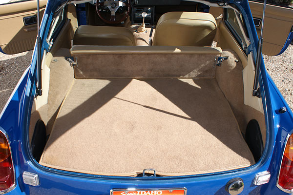 The backrest of the back seat folds forward to lengthen the cargo shelf.