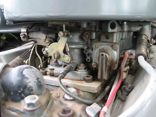 Weber DGV 32/26 carburetor sits atop an adapter plate, above a modified Chevy intake manifold.
