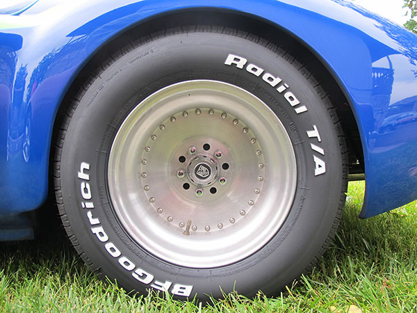 BF Goodrich tires (front P215/65/SR15, rear P295/50/R15).