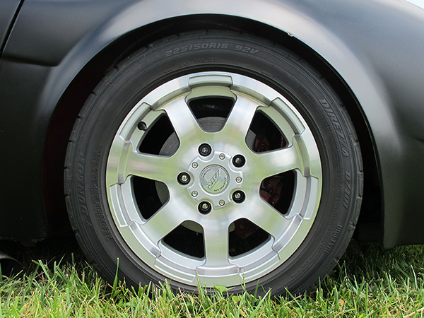 Dunlop Direzza DZ101 tires (front 215/50-16 and rear 225/50-16).