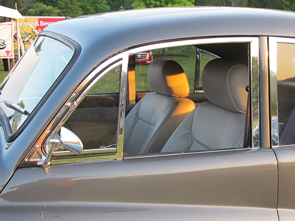 2008 Cadillac DTS 8-way power seats, upholstered in Light Titanium.