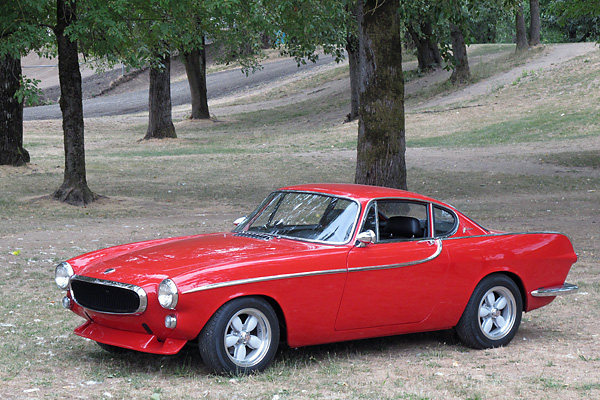 White parking/turn signal lenses were only used on early (1961-1963) cars.