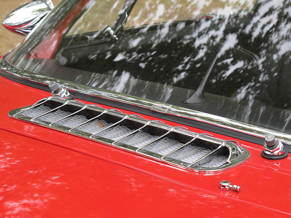 Fresh air inlet grilles were chromed on P1800, but were painted body color on 1800S.