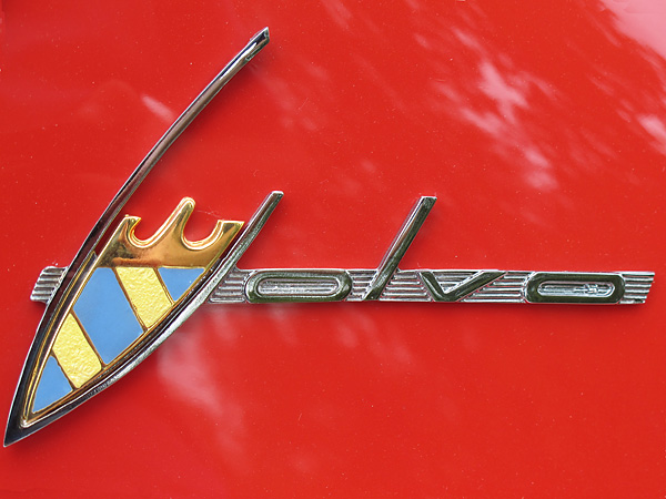 Stylish V-badge on the rear pillar was discontinued after chassis number 6178.