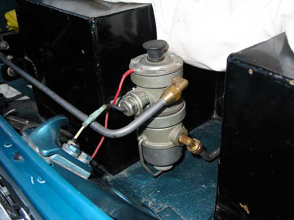 fuel pump mounted between custom dual fuel tanks