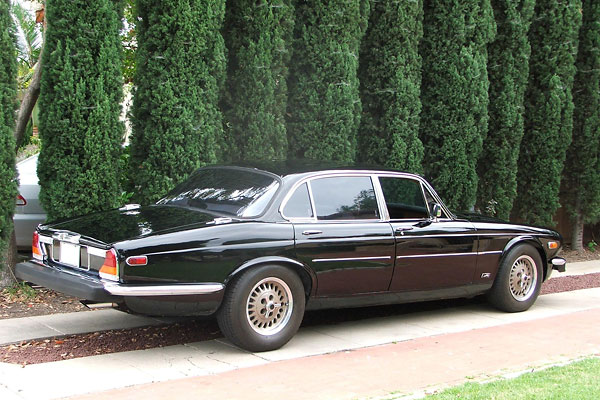 '88 Jaguar XJ6 (15x7) wheels. BFGoodrich T/A tires (front: 215/70-15. rear: 225/70-15).