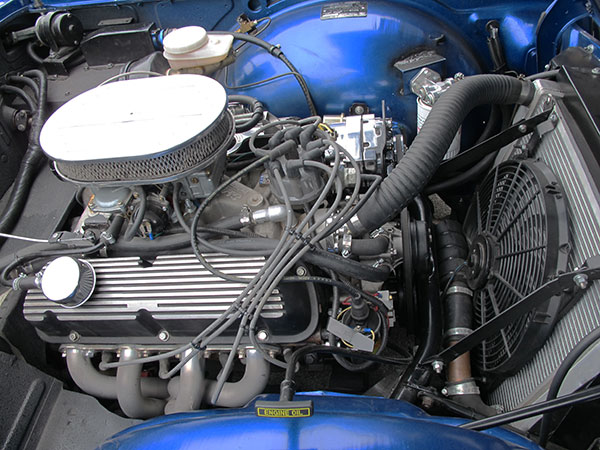 Edelbrock Performer intake manifold. Holley 600 CFM carburetor with electric choke.