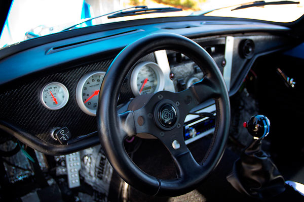 Grant GT steering wheel. AutoMeter Ultralite instruments.