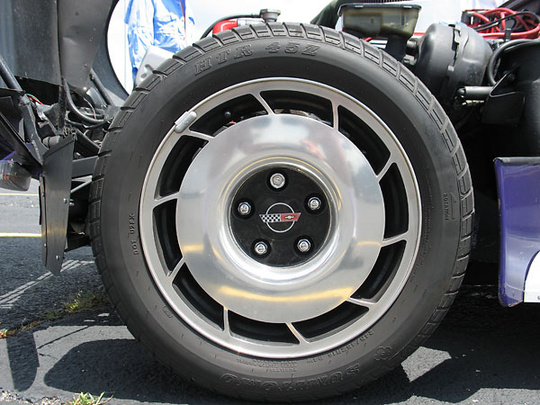 1985 Corvette Fan Blade wheels (front 16x8.5, rear 16x9.5).