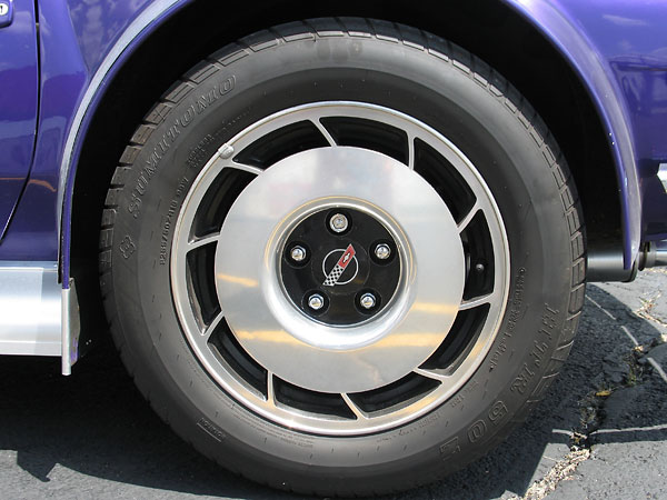 Sumitomo HTR-Z tires (front 245/45/16, rear 255/50/16).