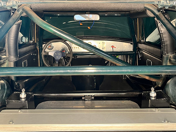 I placed the shock absorbers' 24-position rebound adjustment knobs within reach from the seats