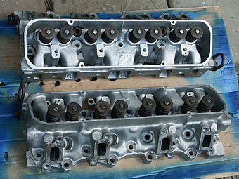 Rover aluminum V8 cylinder head valves, springs, and retainers
