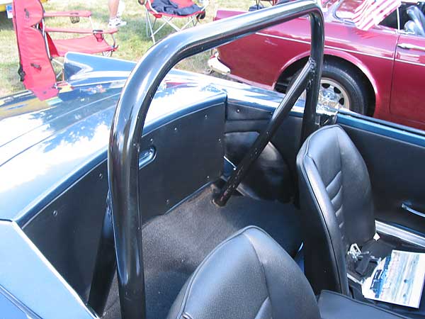 roll hoop... but no shoulder belts or head rests