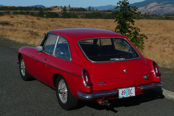 The split rear bumper was provided in 1970 only.